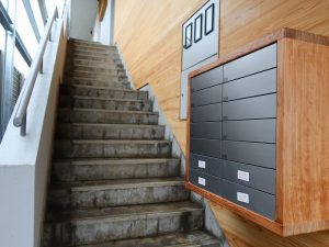 正面を大きく変えた以外、建物にはそれほど手は入っていない。手を入れた一部のうち、こちらは住居への入り口となる階段まわり