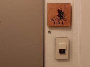 住戸ごとに異なるイラストが掲げられている