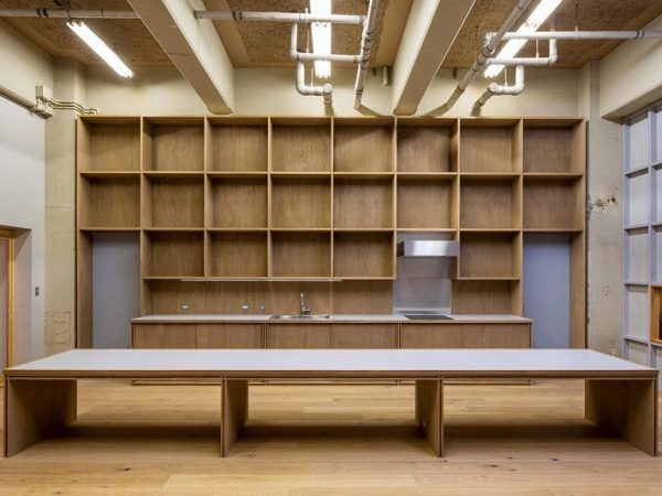 工場側から見た共用部。手前は土間となっており、もともと作業スペース