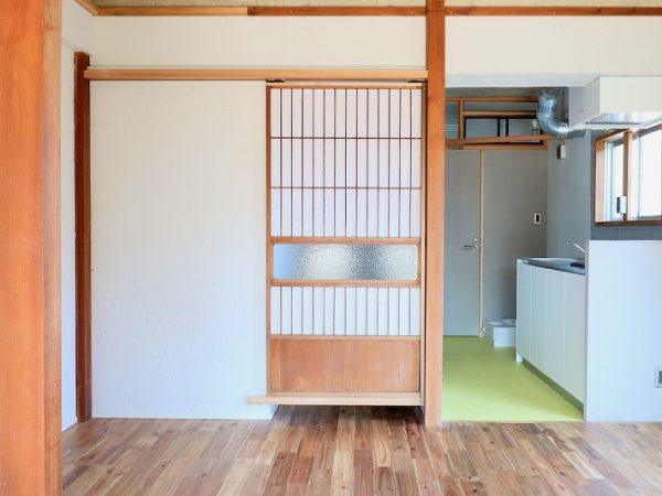 住戸ごとに異なるイラストが掲げられている