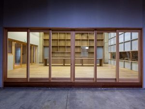 工場側から見た共用部。手前は土間となっており、もともと作業スペース