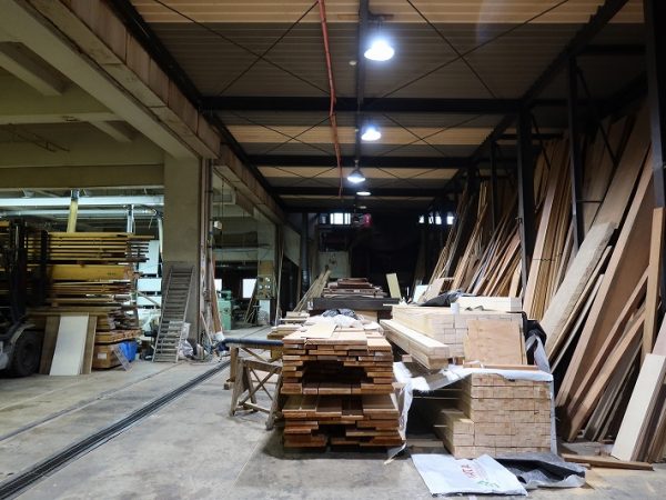 職人さんたちがずっと作業をしてきた空間。大きな機械などもあり、インパクト大