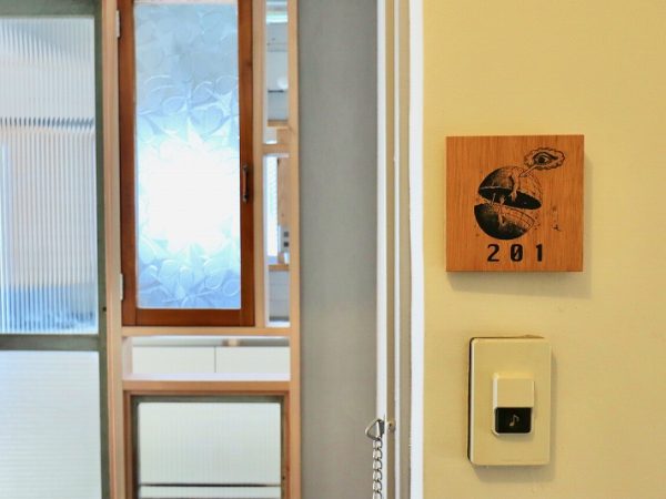 1階の庭のある住戸。この部屋だけはここからも出入りできる。塀の右側は駐輪場