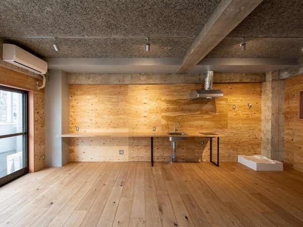 職人さんたちがずっと作業をしてきた空間。大きな機械などもあり、インパクト大