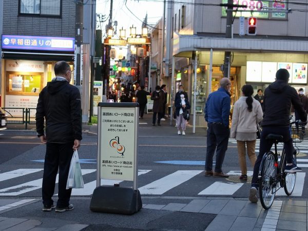 1階の庭のある住戸。この部屋だけはここからも出入りできる。塀の右側は駐輪場