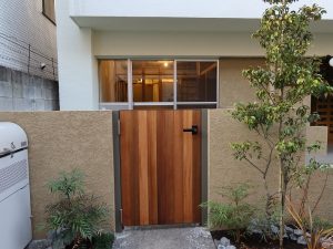 1階の庭のある住戸。この部屋だけはここからも出入りできる。塀の右側は駐輪場