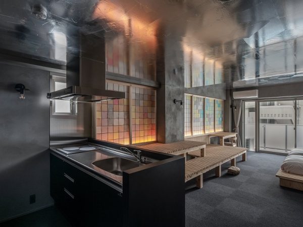 床に使われた常滑焼の青いタイルがさわやかな印象を生む2階の部屋。タイルは釉薬のバリエーションにより一つ一つ異なる表情を持つ（写真提供：株式会社ミライブ）
