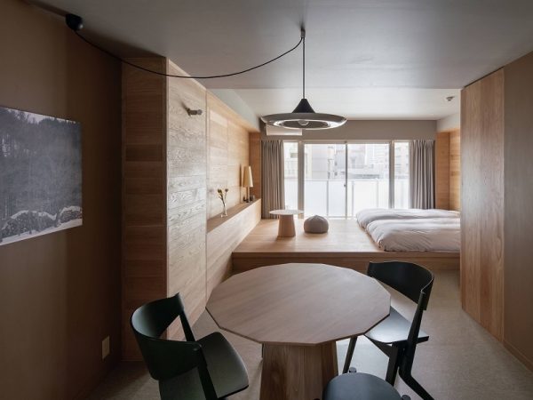 6階の部屋の有松・鳴海絞りの起伏を写し取ったテーブル表面。名古屋で建築を学ぶ学生の集団・ND3Mにも協力してもらって作ったという