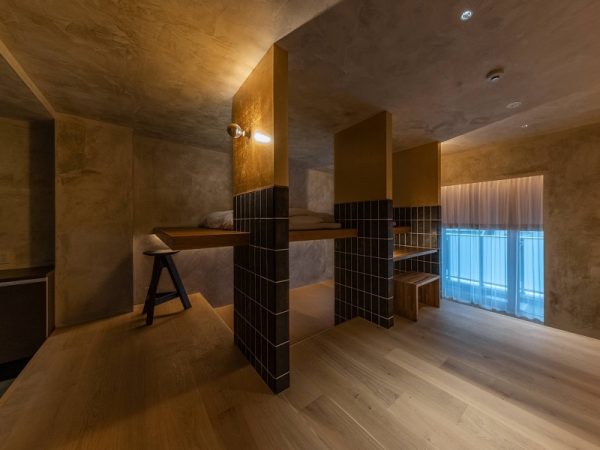 6階の部屋の有松・鳴海絞りの起伏を写し取ったテーブル表面。名古屋で建築を学ぶ学生の集団・ND3Mにも協力してもらって作ったという