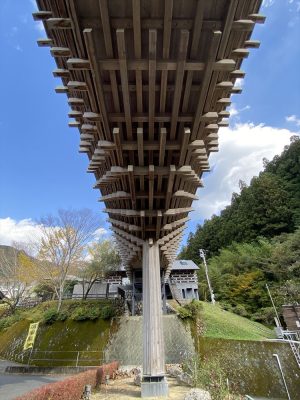 木橋ミュージアムを地上から見上げる