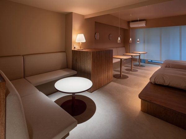 6階の部屋の有松・鳴海絞りの起伏を写し取ったテーブル表面。名古屋で建築を学ぶ学生の集団・ND3Mにも協力してもらって作ったという