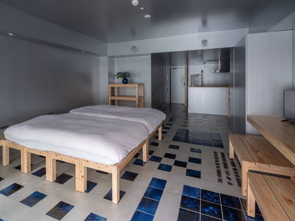 床に使われた常滑焼の青いタイルがさわやかな印象を生む2階の部屋。タイルは釉薬のバリエーションにより一つ一つ異なる表情を持つ（写真提供：株式会社ミライブ）
