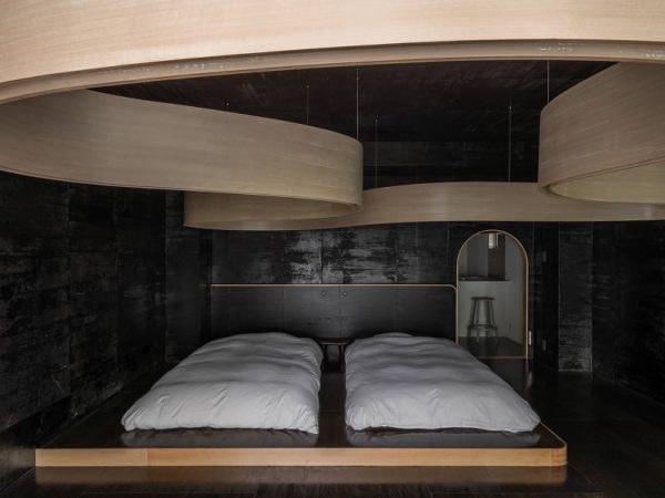 床に使われた常滑焼の青いタイルがさわやかな印象を生む2階の部屋。タイルは釉薬のバリエーションにより一つ一つ異なる表情を持つ（写真提供：株式会社ミライブ）
