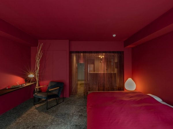 床に使われた常滑焼の青いタイルがさわやかな印象を生む2階の部屋。タイルは釉薬のバリエーションにより一つ一つ異なる表情を持つ（写真提供：株式会社ミライブ）
