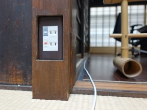 よほど設備に詳しいものでなければ、これが特別なコンセントとは気づかない