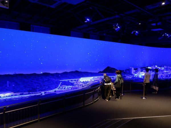 ロマンスカーミュージアムは「海老名」駅西口方面に進んですぐの場所にある