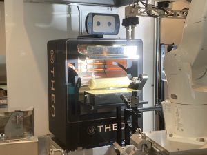 ユーハイムが開発したバウムクーヘン専用AI オーブン“THEO”。職人が焼く生地の焼き具合を、各層ごとに画像センサーで解析することで、その技術をAIに機械学習させデータ化。無人で職人と同等レベルのバウムクーヘンを焼き上げることができるのだという