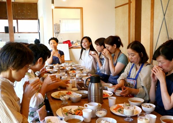 自分たちで作った石窯で焼いたピザ