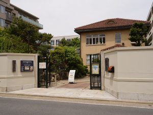 道一本を境に空襲の被害を受けなかった橦木館。実際にこの通りに立つと、その奇跡を痛感する