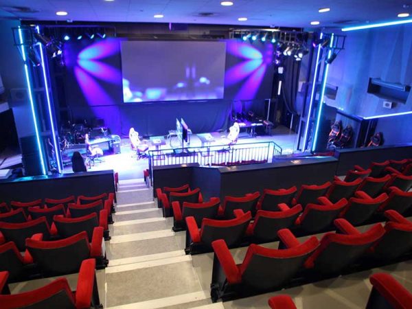 元映画館を改修した「コクゲキ」。近未来的な演出が目を引く