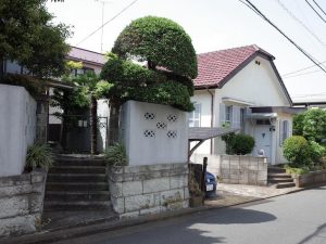 1920〜30年代に流行った赤い屋根の住宅もある