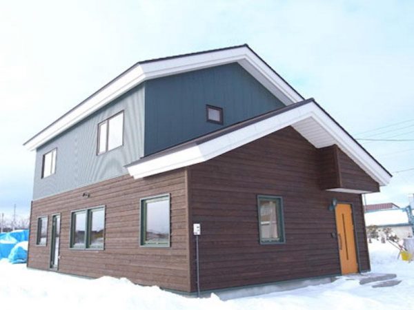 建築事例　オーナーの希望で外壁にも木材をふんだんに使用。カラマツの板で落ち着いた色に仕上げた