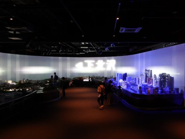 映像と照明を駆使した演出に引き込まれるジオラマパーク。駅名は表示されていないものの、まちを見たらきっとわかるはず