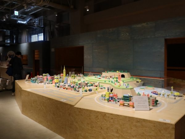 映像と照明を駆使した演出に引き込まれるジオラマパーク。駅名は表示されていないものの、まちを見たらきっとわかるはず