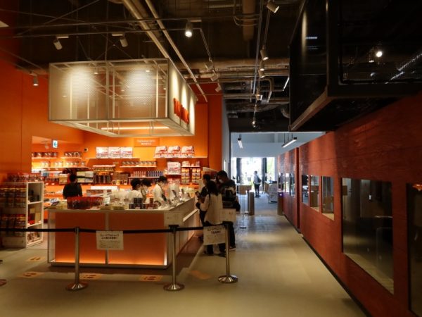 食事などが楽しめる「ロマンスカーミュージアムクラブハウス」の店内</br>ロマンスカーが走る様子が見える窓側の席が特等席