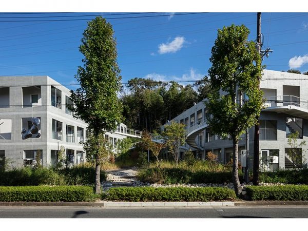 余白に飾られた、学生の作品