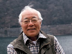 竹村公太郎氏。さまざまな著作、講演等で活躍中。写真は川治ダムにて撮影