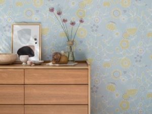 人気の北欧調壁紙　淡いブルーに黄色の花がアクセントとなり柔らかな表情をもたらす V-Wall LV3341 : リリカラ株式会社