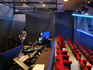 「コクゲキ」の機械を操作する「大雪カムイミンタラDMO」の葛西太郎さん