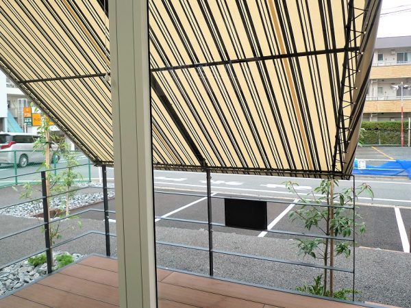 月極め賃貸の2号室の室内（9.9ｍ2）。白いスチール壁は、DIYで好みの壁紙で飾ることができる

