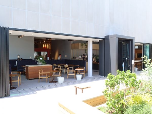 お話を伺った、ロマンスカーミュージアムの神林ゆうこさん。「休日に家族やカップル、鉄道ファンの方など広い世代の方にご来場いただき、海老名のまちの賑わいのひとつのシンボルになれるとうれしいですね。カフェにもお気軽にお立ち寄りください」