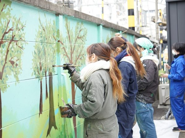 ユニットハウスという規格建築物ではあるが、シェードを取り付けたことでおしゃれで存在感のある外観に。</BR>近隣住民から、「カフェやスイーツショップがオープンするのかなと思っていた」と言われたこともあったそうだ</BR>（写真提供：西武プロパティーズ）