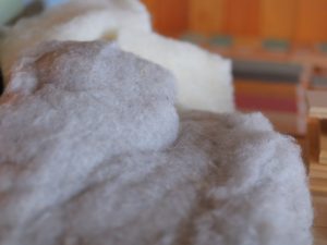 天然のウールとグラスウールはさわり心地も全く異なる。天然のウールはより手になじみ、じんわり温かさを感じる