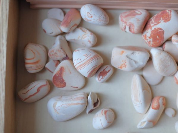 天然のウールとグラスウールはさわり心地も全く異なる。天然のウールはより手になじみ、じんわり温かさを感じる