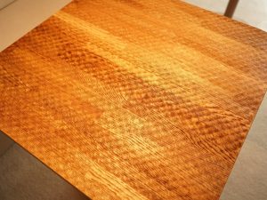 6階の部屋の有松・鳴海絞りの起伏を写し取ったテーブル表面。名古屋で建築を学ぶ学生の集団・ND3Mにも協力してもらって作ったという