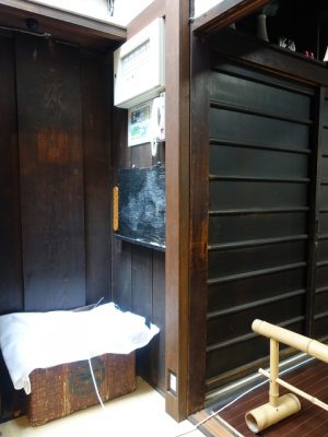 町家の内観に馴染む「ハイテク設備」
