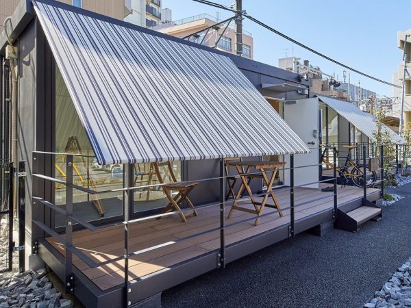 ユニットハウスという規格建築物ではあるが、シェードを取り付けたことでおしゃれで存在感のある外観に。</BR>近隣住民から、「カフェやスイーツショップがオープンするのかなと思っていた」と言われたこともあったそうだ</BR>（写真提供：西武プロパティーズ）