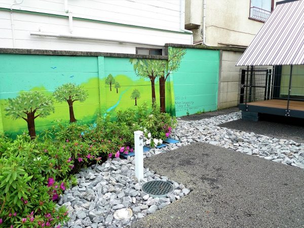 ユニットハウスという規格建築物ではあるが、シェードを取り付けたことでおしゃれで存在感のある外観に。</BR>近隣住民から、「カフェやスイーツショップがオープンするのかなと思っていた」と言われたこともあったそうだ</BR>（写真提供：西武プロパティーズ）