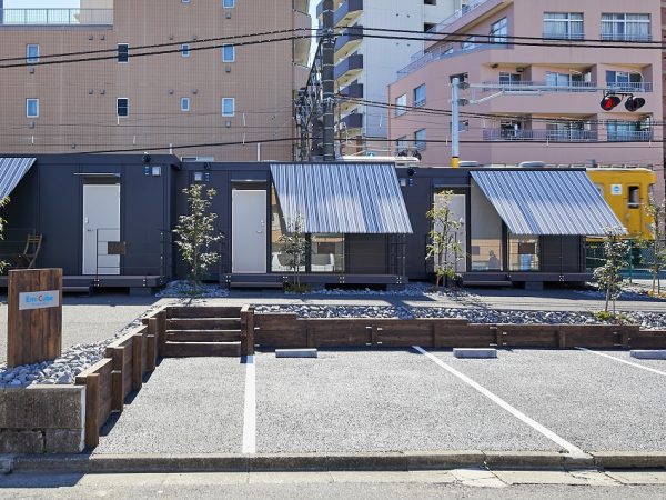 ユニットハウスという規格建築物ではあるが、シェードを取り付けたことでおしゃれで存在感のある外観に。</BR>近隣住民から、「カフェやスイーツショップがオープンするのかなと思っていた」と言われたこともあったそうだ</BR>（写真提供：西武プロパティーズ）