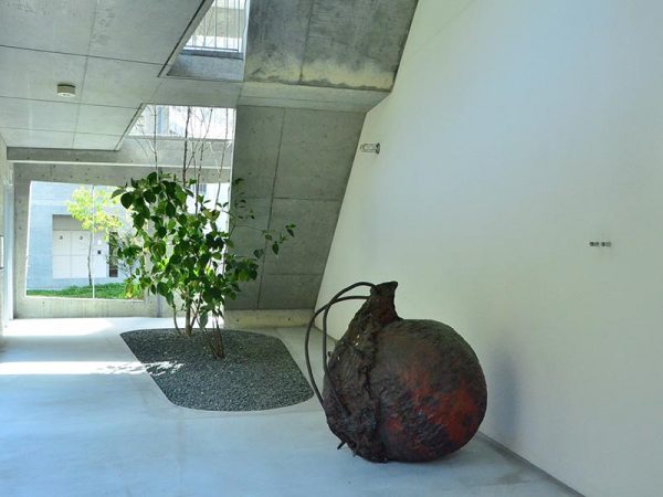 余白に飾られた、学生の作品