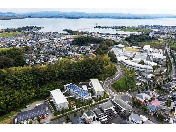 手前に並んでいる3棟が「YOHAKU」。その右側にあるのが成安造形大学。写真奥に広がるのが琵琶湖だ 

笹の倉舎 / 笹倉洋平　Sasakura Yohei
https://sasanokurasha.com/