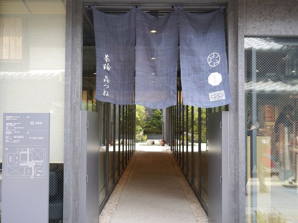 126坪の敷地面積に3階建ての鉄骨造。周囲の街並みに溶け込むような瓦葺き屋根が特徴だ。設計は、内藤廣建築設計事務所。撮影：淺川 敏