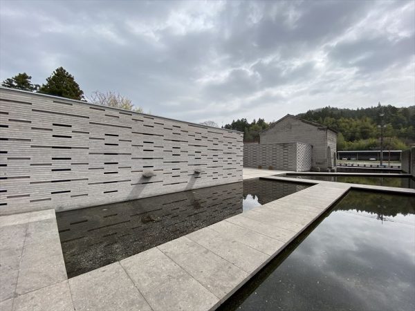 石の美術館の外観。中央は保存した石蔵