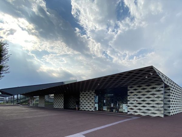 ちょっ蔵広場の多目的展示場。左奥に宝積寺駅が見える