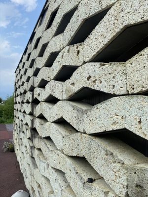 ちょっ蔵広場の多目的展示場。左奥に宝積寺駅が見える