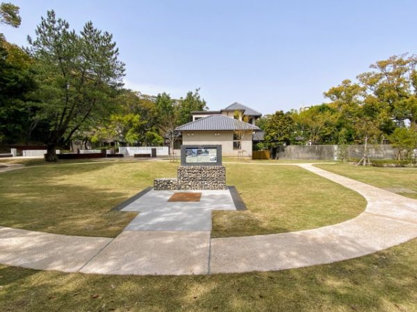 西側広場。さまざまな材料で舗装し、かつてここにあった建物の間取りを表現している